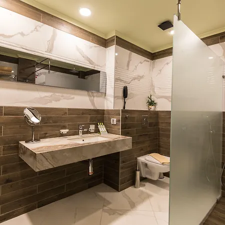 Diplomat Plaza & Hotel 4*