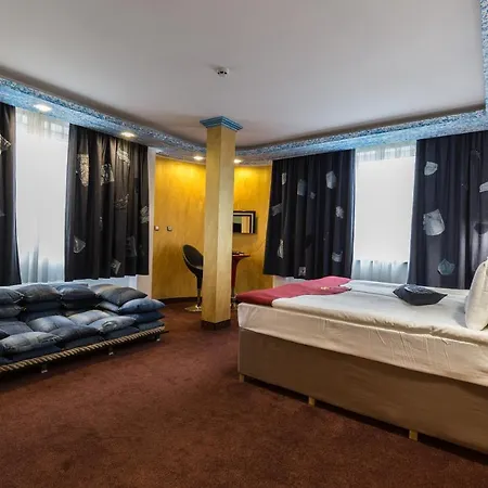 Diplomat Plaza & Hotel