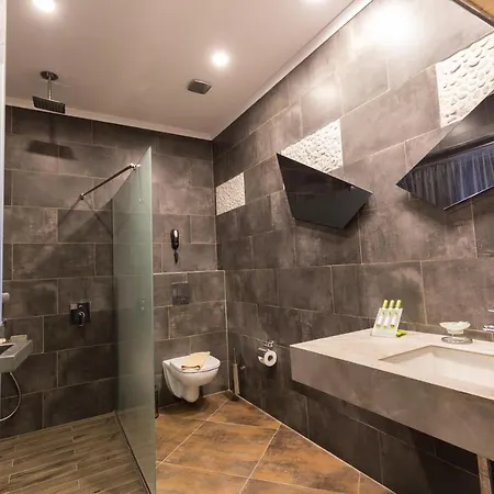 Diplomat Plaza & Hotel